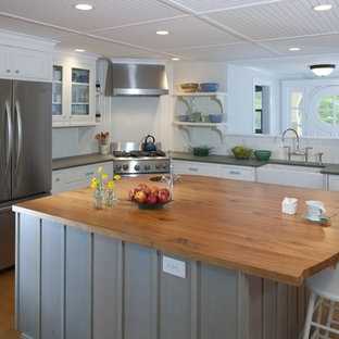 Idee per una cucina eclettica con ante in stile shaker e elettrodomestici in acciaio inossidabile