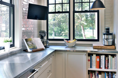 オタワにあるトランジショナルスタイルのおしゃれなキッチン (シェーカースタイル扉のキャビネット、白いキャビネット) の写真