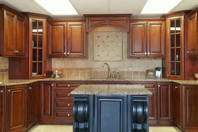 Example of a classic kitchen design in Huntington