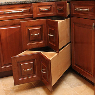 Idées déco pour une grand cuisine classique en U avec un évier 3 bacs, un placard avec porte à panneau surélevé, des portes de placard marrons, un plan de travail en quartz modifié, une crédence beige, une crédence en carreau de porcelaine, un électroménager en acier inoxydable, un sol en carrelage de porcelaine et un îlot central.