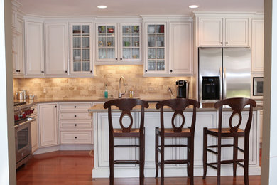 Example of a transitional kitchen design in St Louis