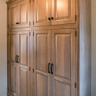 Immagine di una cucina tradizionale di medie dimensioni con nessuna isola, lavello stile country, ante con riquadro incassato, ante beige, top in granito, paraspruzzi beige, paraspruzzi con piastrelle diamantate, elettrodomestici in acciaio inossidabile, pavimento in mattoni e pavimento beige