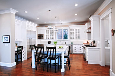 デンバーにあるトラディショナルスタイルのおしゃれなキッチン (シェーカースタイル扉のキャビネット、白いキャビネット) の写真