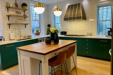 Foto de cocina minimalista con armarios con paneles lisos, puertas de armario verdes, encimera de cuarcita, una isla y encimeras blancas
