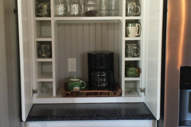 Foto de cocina campestre con armarios estilo shaker, puertas de armario blancas y encimera de cuarzo compacto
