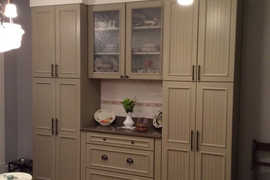 Foto de cocina contemporánea con armarios con paneles empotrados, puertas de armario verdes, encimera de acrílico y salpicadero multicolor