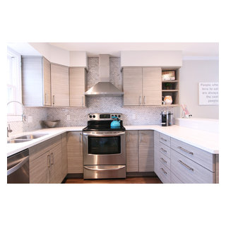 Chimney Hood with Full Height Backsplash and Free Standing Range