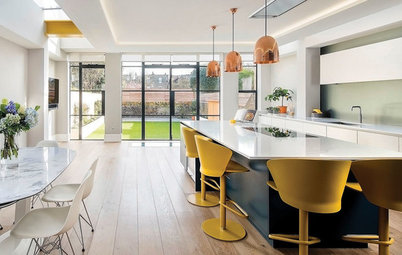 Houzz Tour: Sunny Open-Plan Kitchen Brings Cheer to a Big Home
