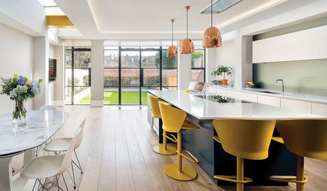 Houzz Tour: Sunny Open-Plan Kitchen Brings Cheer to a Big Home