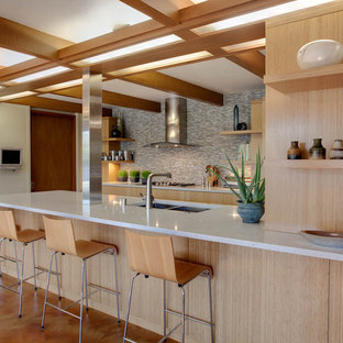 Ejemplo de cocina vintage con fregadero de doble seno, armarios con paneles lisos, puertas de armario de madera clara y salpicadero multicolor