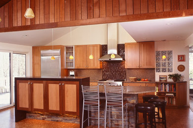 Modelo de cocina lineal contemporánea abierta con armarios estilo shaker, puertas de armario de madera oscura, electrodomésticos de acero inoxidable y dos o más islas