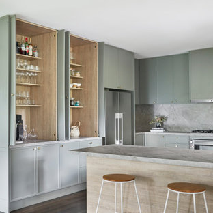 Idée de décoration pour une cuisine ouverte parallèle nordique de taille moyenne avec un évier encastré, un placard à porte shaker, des portes de placards vertess, un plan de travail en surface solide, une crédence grise, une crédence en dalle de pierre, un électroménager en acier inoxydable, un sol en bois foncé, un îlot central, un sol noir, un plan de travail gris et un plafond décaissé.
