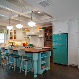 Esempio di una cucina a L stile marino di medie dimensioni con lavello stile country, paraspruzzi bianco, paraspruzzi con piastrelle diamantate, elettrodomestici colorati e isola