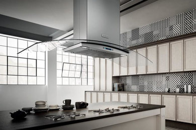 Diseño de cocina contemporánea con electrodomésticos de acero inoxidable