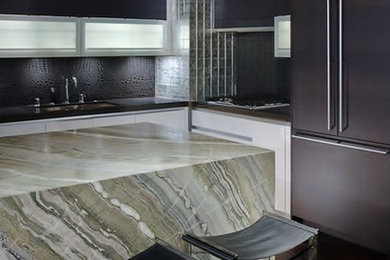 Idee per una cucina design con top in marmo, paraspruzzi nero, paraspruzzi con piastrelle a mosaico, elettrodomestici da incasso e pavimento in legno massello medio