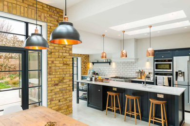 ロンドンにあるコンテンポラリースタイルのおしゃれなキッチンの写真