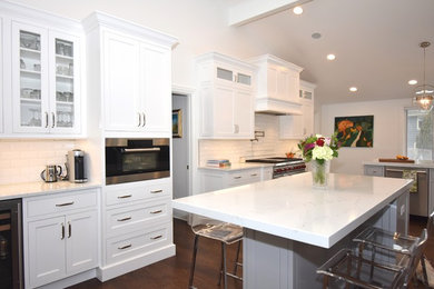 シカゴにある巨大なトランジショナルスタイルのおしゃれなキッチン (シングルシンク、シェーカースタイル扉のキャビネット、白いキャビネット、クオーツストーンカウンター、白いキッチンパネル、セラミックタイルのキッチンパネル、シルバーの調理設備、無垢フローリング、茶色い床、白いキッチンカウンター) の写真