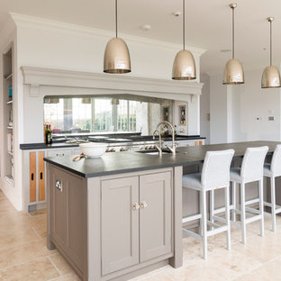 Ispirazione per un'ampia cucina chic con lavello stile country, ante lisce, ante grigie, top in quarzite, paraspruzzi a effetto metallico, paraspruzzi a specchio, elettrodomestici in acciaio inossidabile, pavimento in pietra calcarea e isola