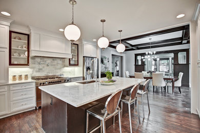 Mid-sized arts and crafts u-shaped dark wood floor and brown floor eat-in kitchen photo in Atlanta with an undermount sink, shaker cabinets, white cabinets, marble countertops, gray backsplash, stone tile backsplash, stainless steel appliances and an island