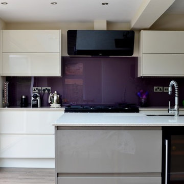 Classic Handleless Kitchen in Porcelain Gloss