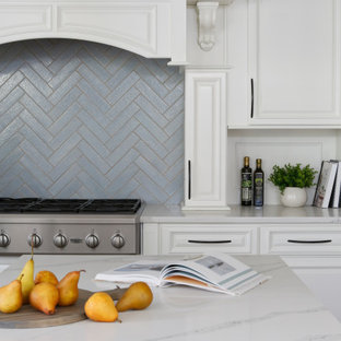 75+ Küchen mit Rückwand aus Keramikfliesen und türkiser Arbeitsplatte