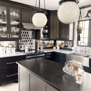 Klassische Küche mit Landhausspüle, Schrankfronten im Shaker-Stil, schwarzen Schränken, Marmor-Arbeitsplatte, Küchenrückwand in Metallic, Rückwand aus Spiegelfliesen, Küchengeräten aus Edelstahl, Korkboden, Kücheninsel, schwarzem Boden und bunter Arbeitsplatte in Providence