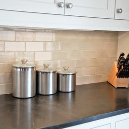 https://www.houzz.com/hznb/photos/classic-light-grey-subway-tile-kitchen-fireplace-modern-kitchen-minneapolis-phvw-vp~779654