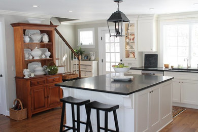Foto di una grande cucina chic chiusa con lavello sottopiano, ante in stile shaker, ante bianche, top in quarzo composito, parquet scuro, pavimento marrone e top grigio
