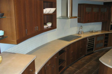 Foto de cocina contemporánea grande con puertas de armario de madera oscura, encimera de cemento, electrodomésticos de acero inoxidable y una isla