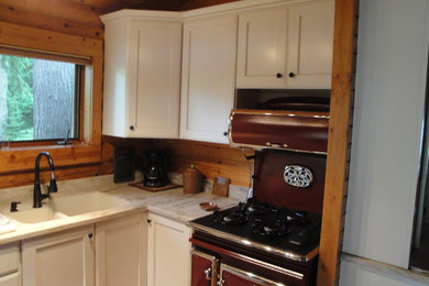 Ejemplo de cocina de estilo de casa de campo pequeña con armarios estilo shaker, puertas de armario blancas, electrodomésticos de colores y encimeras blancas