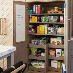 Foto de cocina clásica renovada, grande, abierta, con fregadero bajoencimera, armarios estilo shaker, puertas de armario de madera clara, encimera de mármol, salpicadero blanco, salpicadero de mármol, electrodomésticos de acero inoxidable, suelo de madera clara, una isla, suelo beige y encimeras blancas