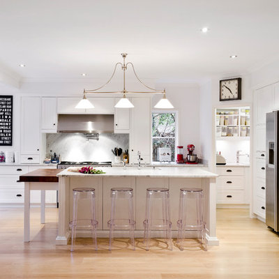 Transitional l-shaped light wood floor and beige floor eat-in kitchen photo in Brisbane with shaker cabinets, white cabinets, gray backsplash, stainless steel appliances, an island and gray countertops