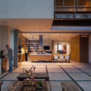 Foto de cocina comedor actual con armarios con paneles lisos y puertas de armario de madera oscura