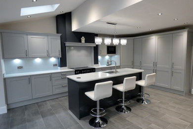 Photo of a modern kitchen in Other with quartz worktops and white splashback.