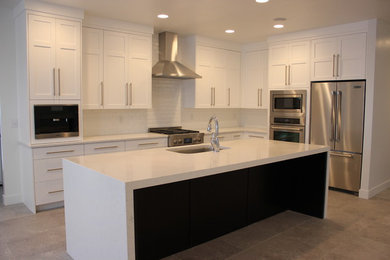 Moderne Küche mit Unterbauwaschbecken, flächenbündigen Schrankfronten, Quarzwerkstein-Arbeitsplatte, Küchenrückwand in Weiß, Rückwand aus Metrofliesen und Keramikboden in Salt Lake City