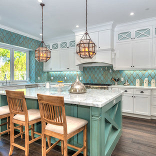 Foto di una grande cucina tradizionale con ante bianche, top in marmo, paraspruzzi con piastrelle di cemento, elettrodomestici in acciaio inossidabile, pavimento marrone, ante in stile shaker, parquet scuro e paraspruzzi blu