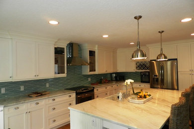 マイアミにある広いトラディショナルスタイルのおしゃれなキッチン (エプロンフロントシンク、シェーカースタイル扉のキャビネット、白いキャビネット、青いキッチンパネル、シルバーの調理設備、無垢フローリング、セラミックタイルのキッチンパネル、茶色い床) の写真