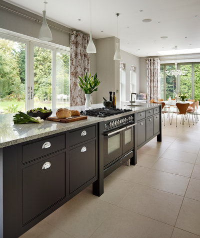 Contemporary Kitchen by Sola Kitchens
