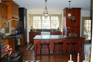 Inspiration for a country u-shaped eat-in kitchen remodel in Cincinnati