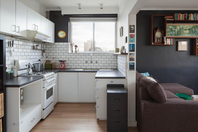 メルボルンにあるミッドセンチュリースタイルのおしゃれなキッチンの写真