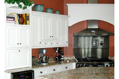 ミルウォーキーにある中くらいなトラディショナルスタイルのおしゃれなキッチン (落し込みパネル扉のキャビネット、白いキャビネット、御影石カウンター、シルバーの調理設備) の写真