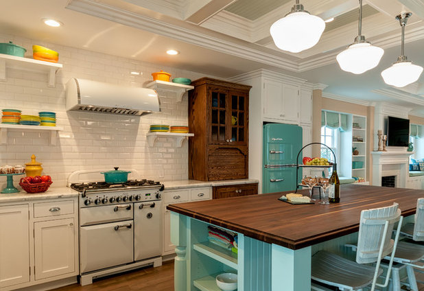 Traditional Kitchen by QualCraft Construction Inc