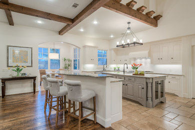 Kitchen - transitional kitchen idea in Dallas