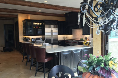 デンバーにある高級な広いカントリー風のおしゃれなキッチン (黒いキャビネット、シルバーの調理設備、セラミックタイルの床) の写真