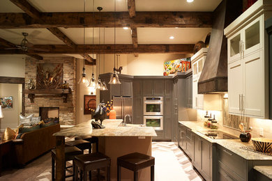Foto på ett mycket stort rustikt kök, med en enkel diskho, skåp i shakerstil, grå skåp, granitbänkskiva, beige stänkskydd, stänkskydd i stenkakel, rostfria vitvaror, klinkergolv i keramik och en köksö