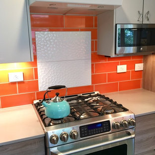 Geschlossene, Zweizeilige, Kleine Retro Küche ohne Insel mit Waschbecken, flächenbündigen Schrankfronten, grauen Schränken, Quarzwerkstein-Arbeitsplatte, Küchenrückwand in Orange, Rückwand aus Keramikfliesen, Küchengeräten aus Edelstahl, Linoleum und türkisem Boden in Sonstige