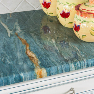 Idee per una cucina stile marinaro di medie dimensioni con lavello sottopiano, ante a filo, ante bianche, top in marmo, paraspruzzi bianco, paraspruzzi con piastrelle in pietra, elettrodomestici bianchi, pavimento in legno massello medio e top turchese
