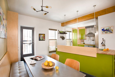 ボストンにある小さなインダストリアルスタイルのおしゃれなキッチン (フラットパネル扉のキャビネット、緑のキャビネット、木材カウンター、白いキッチンパネル、石タイルのキッチンパネル、シルバーの調理設備、スレートの床) の写真