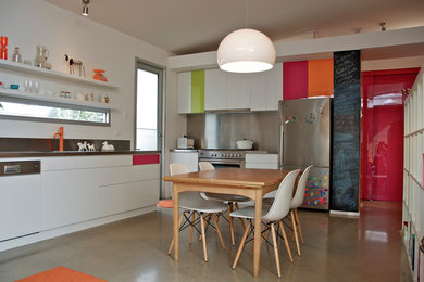 アデレードにあるエクレクティックスタイルのおしゃれなキッチン (シルバーの調理設備、ステンレスのキッチンパネル) の写真