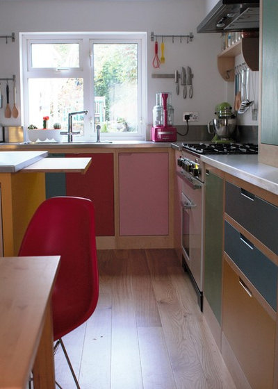 Arts & Crafts Kitchen by Sustainable Kitchens